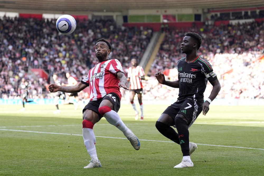 查理·哈迪（Charlie Hardy）等待5个月后终于签约曼联。